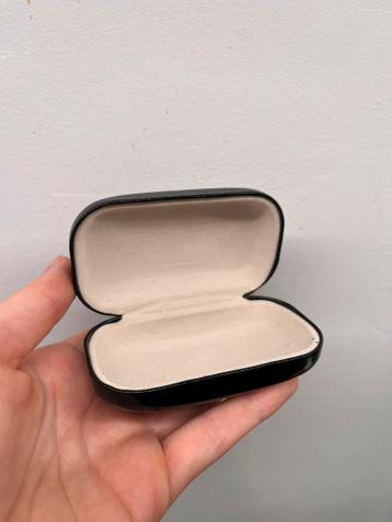 2 zwarte kabeldoosjes, gratis