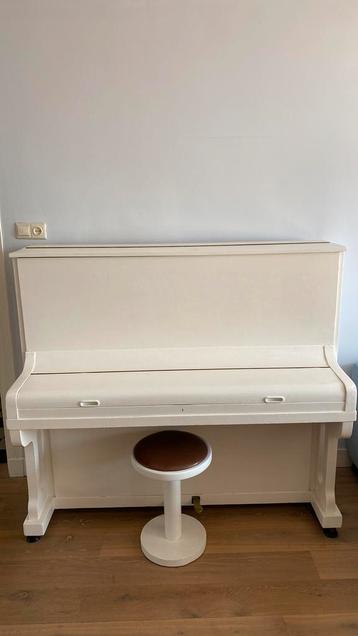 Piano met krukje gratis!