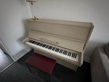 Beige Akoustische Piano