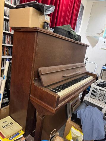 Grote oude upright piano