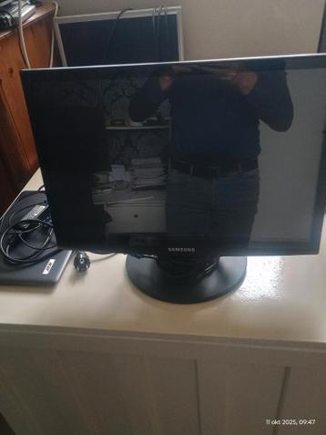 Beeldschermen 16 & 22 inch - Goedkoop!