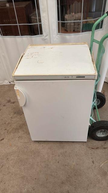 Heel oude koelkast werk nog !