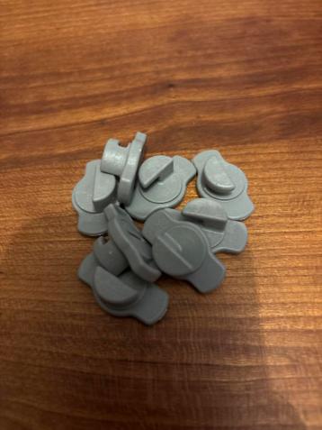 Diverse grijze plastic onderdelen