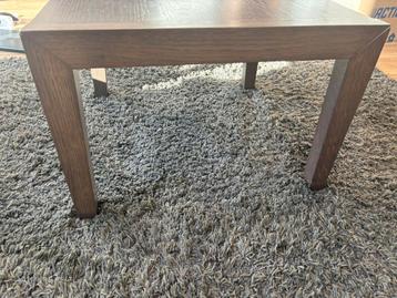Houten bruin  tafel ( evt 2x) en bruin kleed eventueel