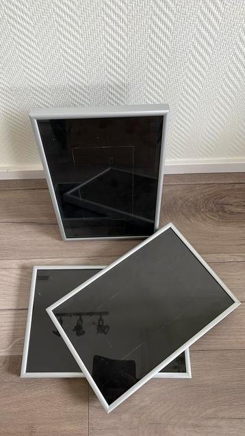 GRATIS! Drie fotolijsten met zilveren rand