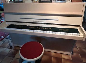 Mooie witte piano. Tetsch & May Emmerich. Bijpassende kruk