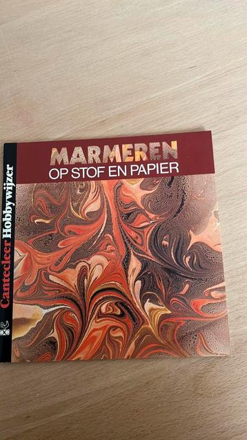 Marmeren op stof en papier