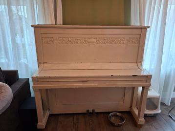Beige antike Piano