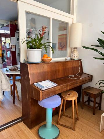 Piano lichtbruin modern