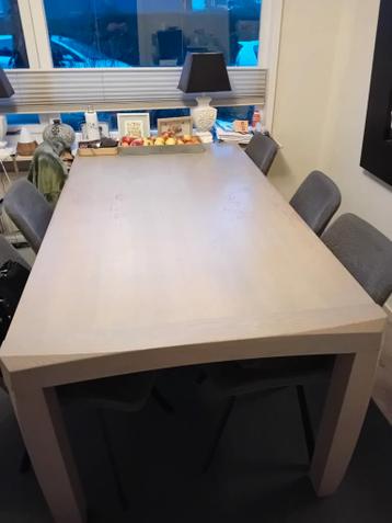 Uitschuifbare stevige eikenhouten eettafel zonder stoelen.