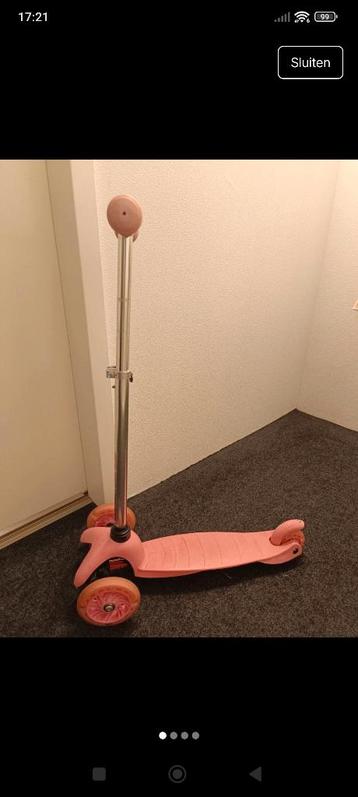 Roze stepje met lichtgevende wieltjes (lees verder)