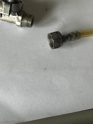 Gevraagd moer met tutje voor benzinekraan