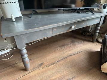 Mooie tafel, grenen geverfd; gratis afhalen