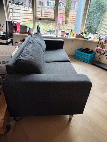 Donkergrijze driezitsbank met wielen