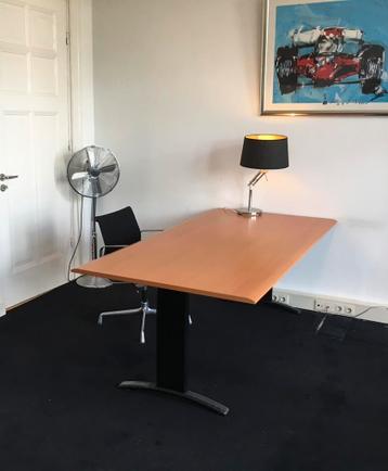 Vier stuks grote bureaus