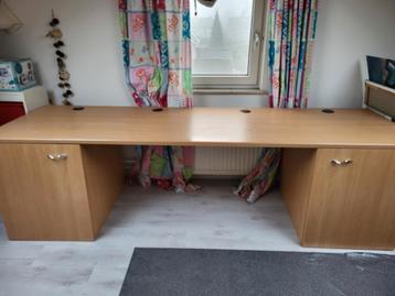 Stevig zelfgemaakt bureau met bureaustoel