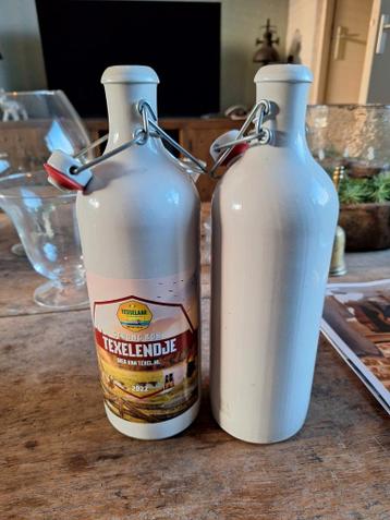 Twee keramische flessen Texels bier