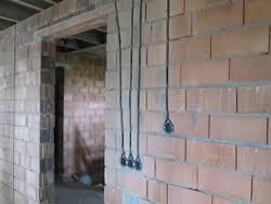 Sleuven frezen. Leidingen en elektra. In de muur. Hakken.