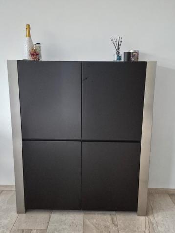 Gratis af te halen:Moderne zwarte (servies) kast