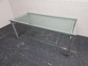Glazen eetkamertafel met metalen onderstel