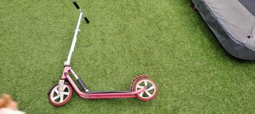 Roze step met grote wielen