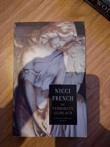 Boek: Nicci French - De verborgen glimlach
