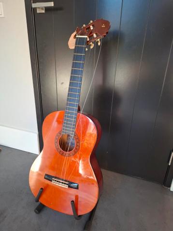 Klassieke akoestische gitaar. Gebruikte en gebroken. Gratis