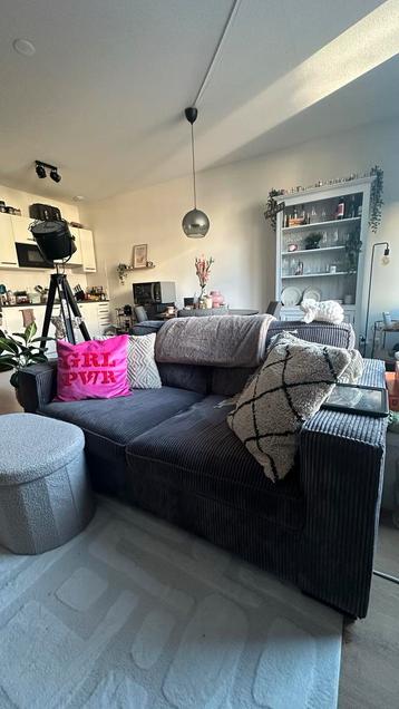 Grijze ribstof 2-zits bank. Gratis ophalen