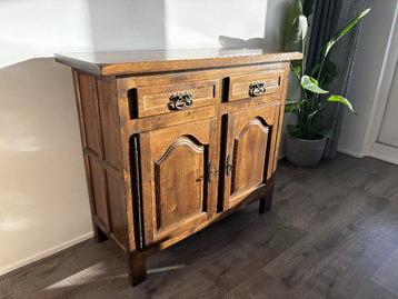 Massief houten kast met gietijzeren details