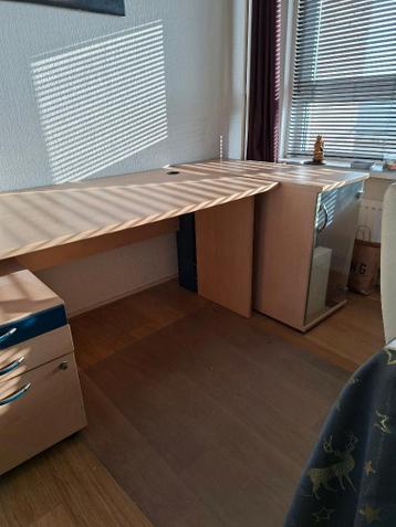 Bureau en ladenkastje op wieltjes