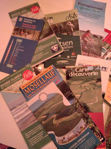 grote verzameling fiets- en wandelkaarten