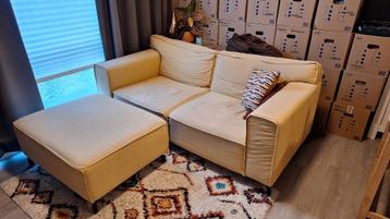 Gele bank met hocker