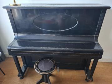 L. Schmidt, zwarte piano incl. kruk