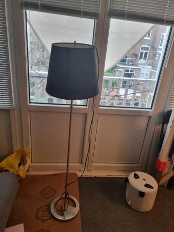 Dimbare IKEA lamp met beschadigde kap - gratis ophalen