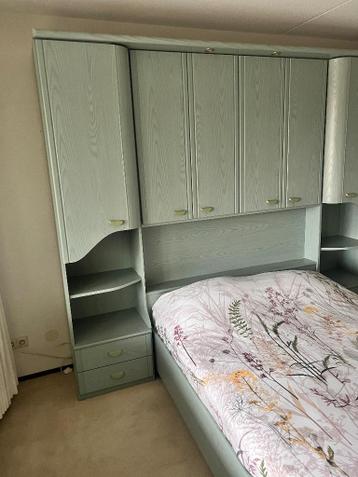 Bed met kledingkast