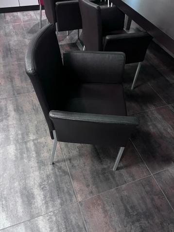 “Gratis”Grote eettafel met 4 stoelen + beschadigde bank