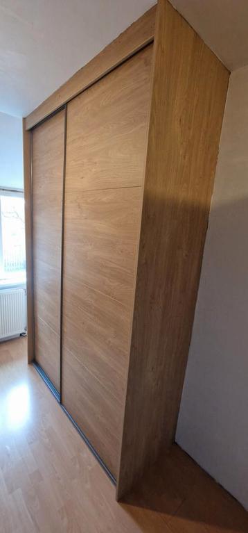 Schuifdeurkast met planken