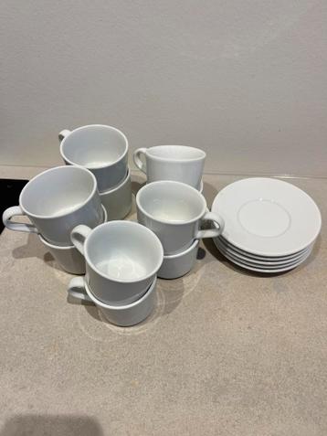 Koffiekopjes met schoteltjes