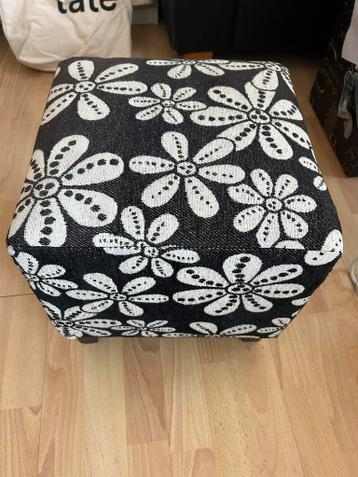 Leuke poef met bloemmotief