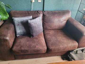 Mooi bruin suede tweezitsbankje