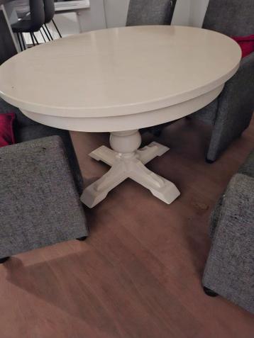 Gratis af te halen ronde uitschuifbare tafel