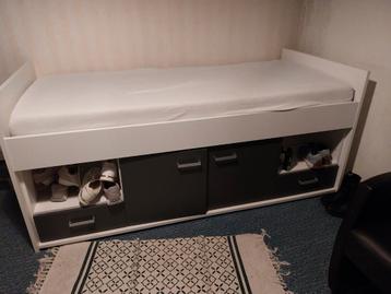 Een persoons bed met matras zgan