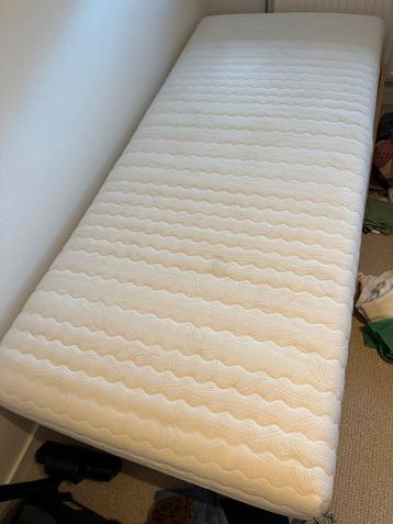 Eenpersoonsbed met lattenbodem en matras en dekbed. Gratis.