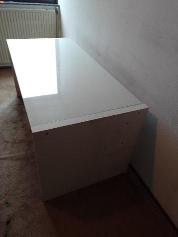 GRATIS zeer degelijk wit bureau buro met glasplaat