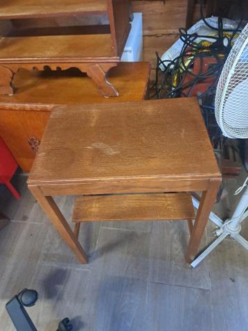 2 bijzettafeltjes. gratis op te halen.