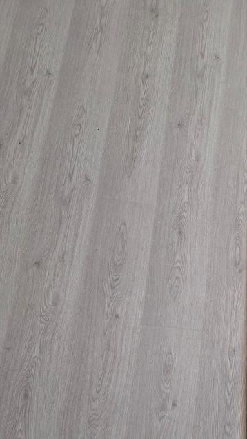 Gratis grijs laminaat ~30-35m2 incl. bijpassende plinten