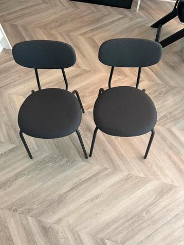 Twee gratis stoelen - 1 met vlek