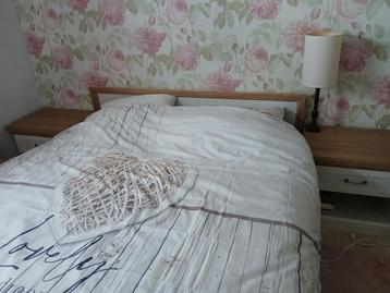 2-persoons bed + nachtkastjes