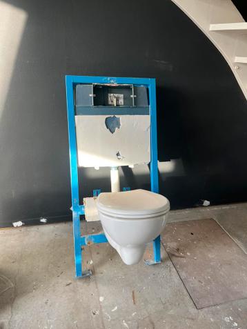 Toilet met inbouwreservoir