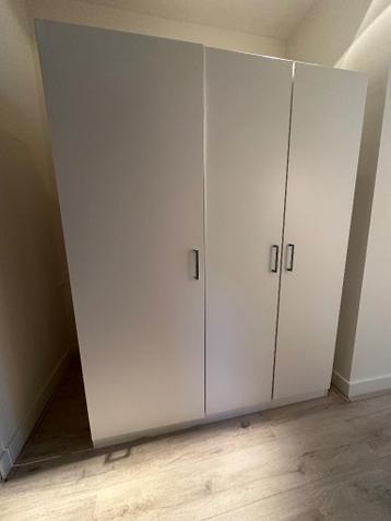 Gratis IKEA DOMBAS kledingkast - wit (alleen hangruimte)
